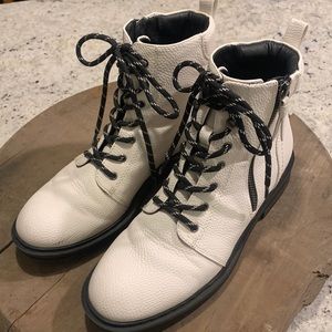 BareTraps White Boots, sz 8. Great condition. Man made uppers/balance man made